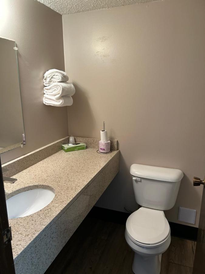 Cedar Inn Lloydminster Esterno foto